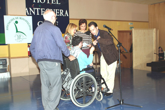 Fran Snchez hace entrega de la insignia de plata de Singilia Barba, a Julio Quintero, Traumatlogo del Hospital General Bsico de Antequera